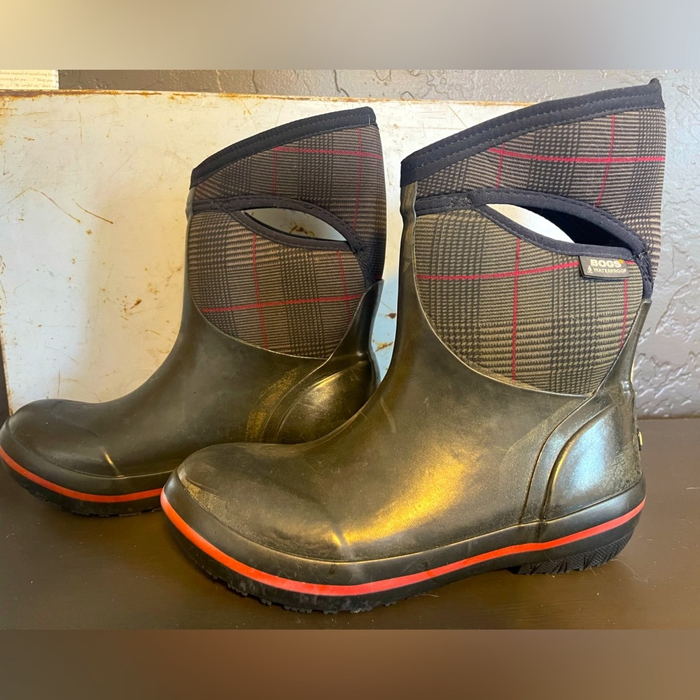 Short Bogs Boots